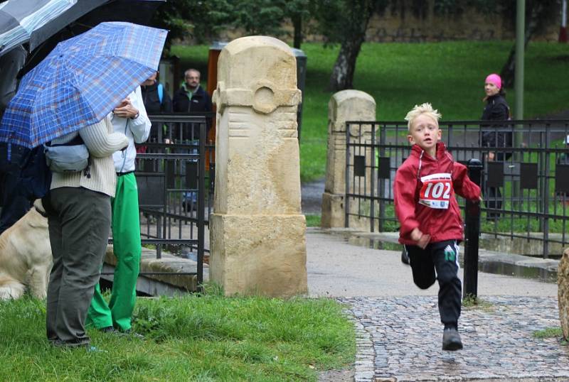 Deštivá neděle patřila v Mladé Boleslavi Běhu městem.