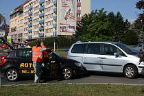 Nehoda na kruhovém objezdu, v níž figuroval vůz autoškoly.