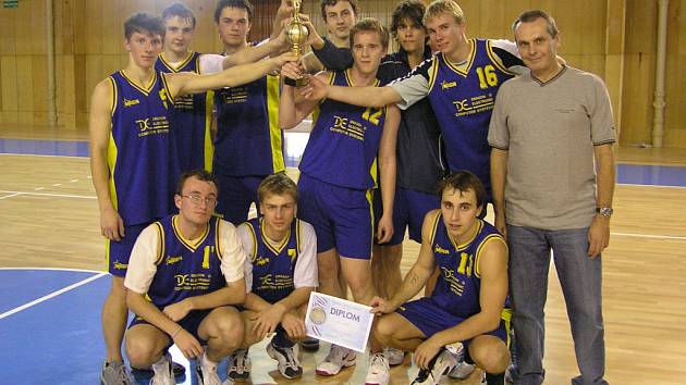 Studenti mladoboleslavského Gymnázia Josefa Pekaře se na mezinárodním basketbalovém turnaji v Pezinku mohli radovat z druhého místa.