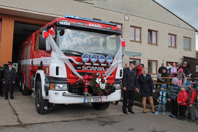 VELKÝ PÁTEK v Kněžmostě byl nejen dnem přípravy na Velikonoce, ale také slavnostním okamžikem pro zdejší sbor dobrovolných hasičů. V garáži hasičské zbrojnice totiž parkují dva zbrusu nové vozy, s nimiž budou zachraňovat lidské životy a majetek.