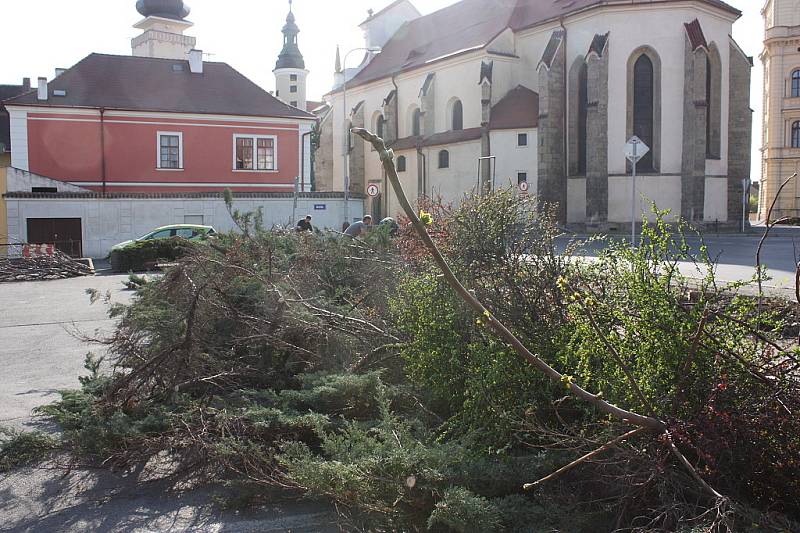 Na Komenského náměstí vyroste nový parkovací dům, zeleň musela ustoupit.