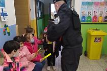 Rozdávání reflexních prvků školákům v Mladé Boleslavi