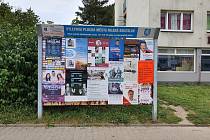 Volný blok přelepil svými plakáty načerno zaplacenou propagaci konkurence v Mladé Boleslavi.