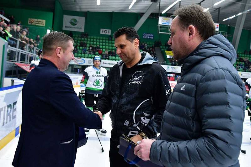 Současní hokejoví trenéři a jedni z hlavních strůjců olympijského triumfu Pavel Patera a Vladimír Růžička převzali pamětní mince od České mincovny.