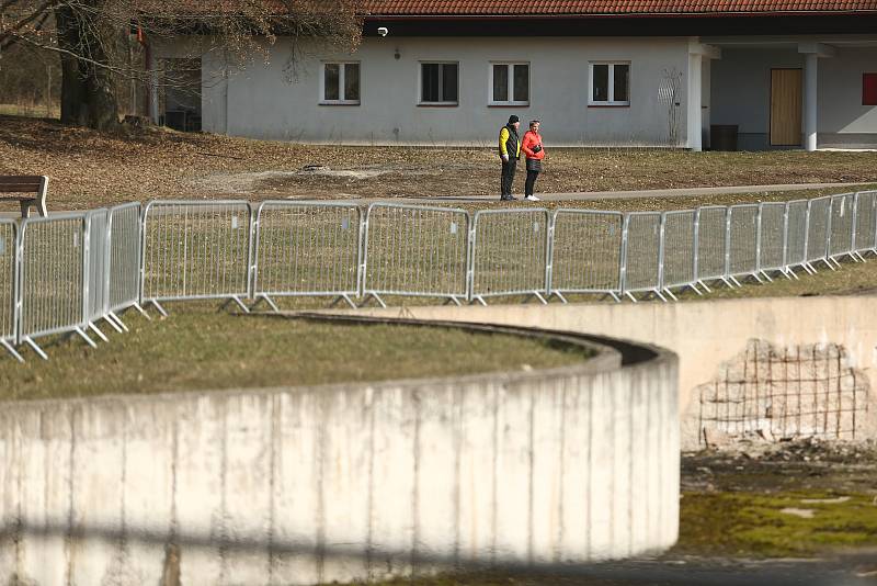 Areál dětského hřiště a koupaliště v Kosmonosích na Mladoboleslavsku.