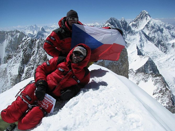 Šťastní Petr Mašek (nahoře) a Radek Jaroš na vrcholu Gašerbrum II (8035 m n. m.).