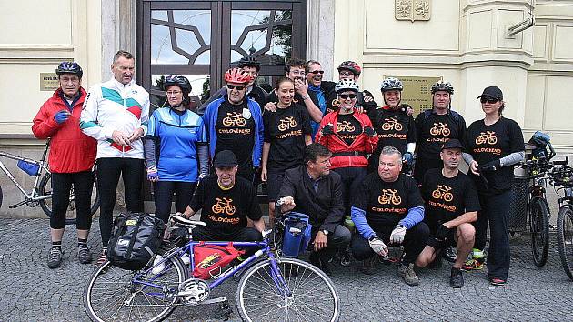 Start cyklovýletu boleslavských, slovenských a finského cyklisty.