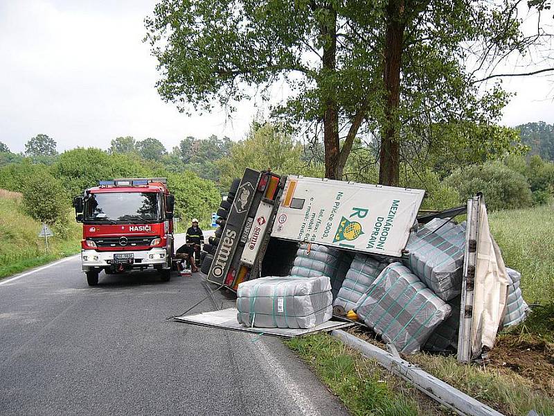 Kamion havaroval u Rokyté na Mladoboleslavsku.