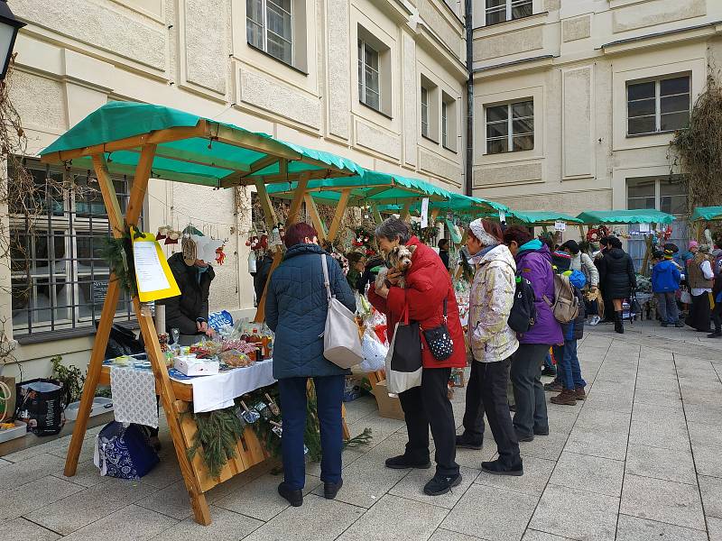 Na nádvoří kosmonoské základní školy se konal vánoční jarmark