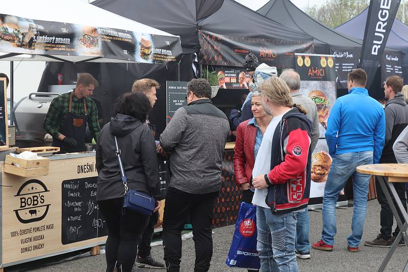 U obchodního centra Olympia se od pátku do neděle odehrával Burger fest