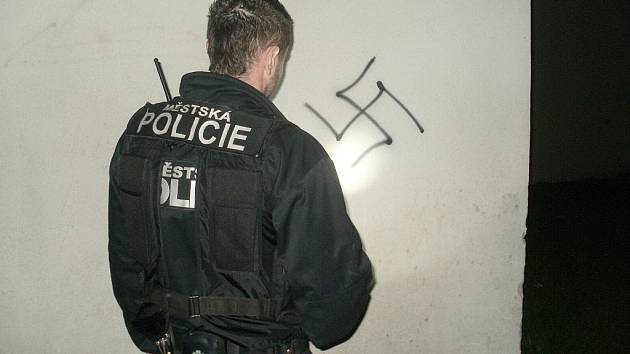 Posprejovaná zeď nacistickými symboly