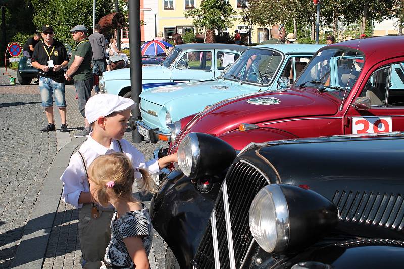 Čtyřiapadesát posádek stanulo ve čtvrtek po 17. hodině na Staroměstském náměstí v Mladé Boleslavi na startovní čáře dalšího ročníku Oldtimer Bohemia Rally.