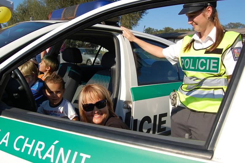 Policejní auto v obležení dětí.
