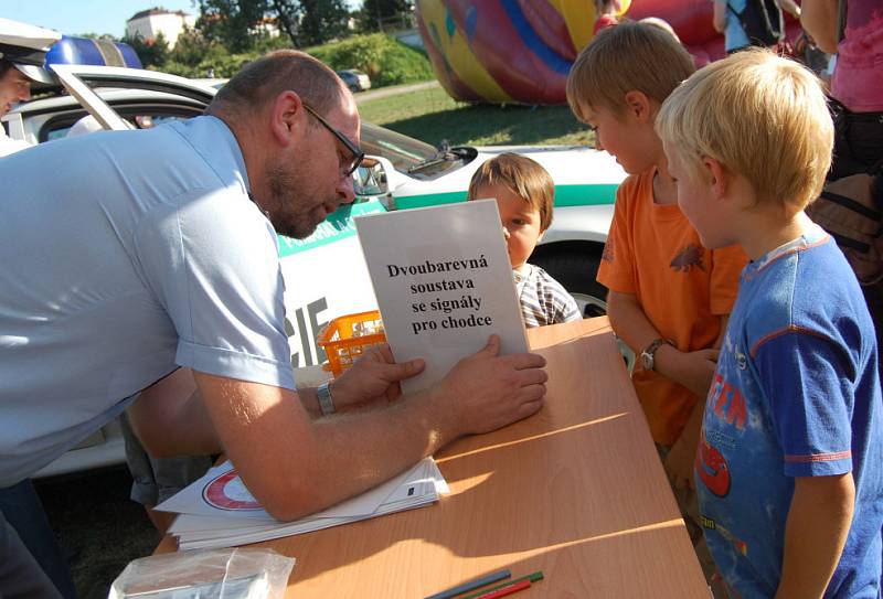 Policejní mluvčí Ladislav Mareš zkouší děti z pravidel silničního provozu. 