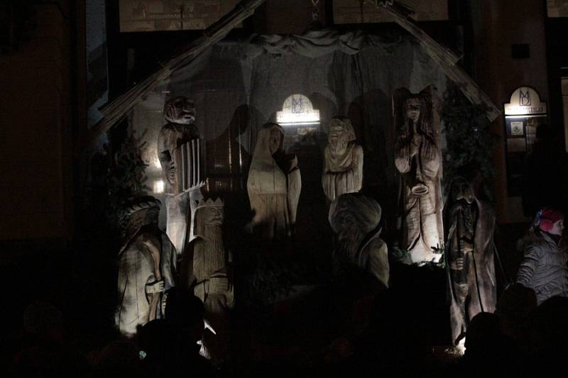 Před Městským divadlem se před nedávnem konalo již druhé Adventní dřevosochání postav do Betléma. 