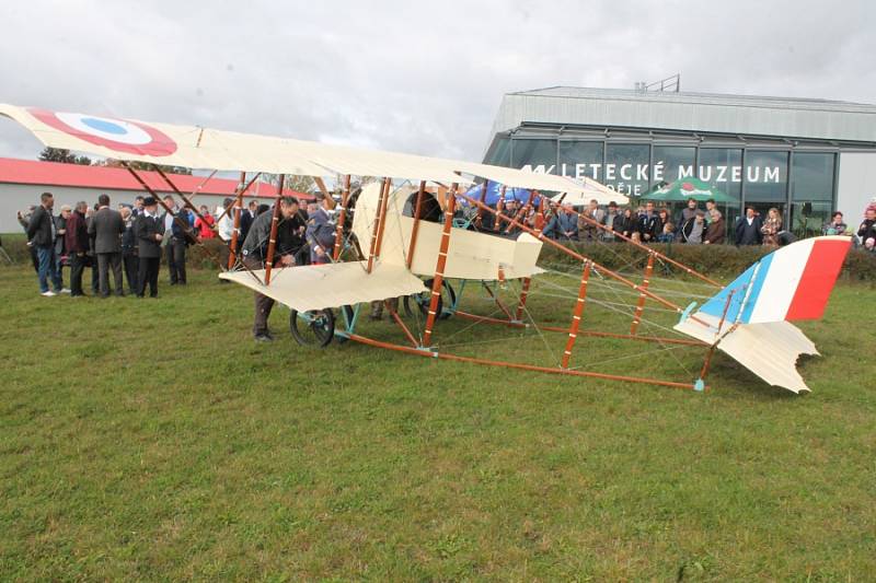 Na mladoboleslavském letišti byla v neděli slavnostně pokřtěna replika francouzského letadla z roku 1913 Caudron G3. Nadační fond letadla Metoda Vlacha stavěl tento stroj osm let a poprvé zde do oblak vzlétl na konci září.