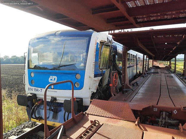 U Mladé Boleslavi se srazily vlaky. Tři lidé jsou zranění, provoz byl zastaven
