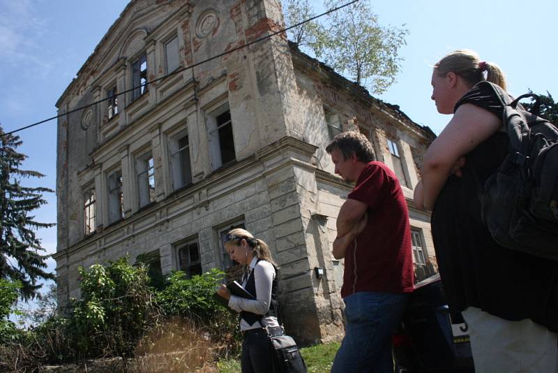 Dům musela rodina opustit, jelikož byly ohroženy životy jejích členů.