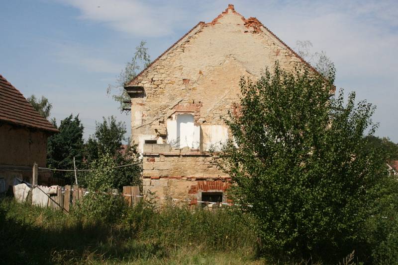 Dům musela rodina opustit, jelikož byly ohroženy životy jejích členů.