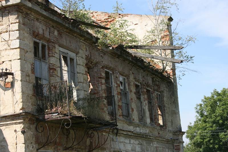 Dům musela rodina opustit, jelikož byly ohroženy životy jejích členů.