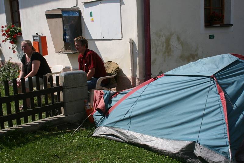 Dům musela rodina opustit, jelikož byly ohroženy životy jejích členů.