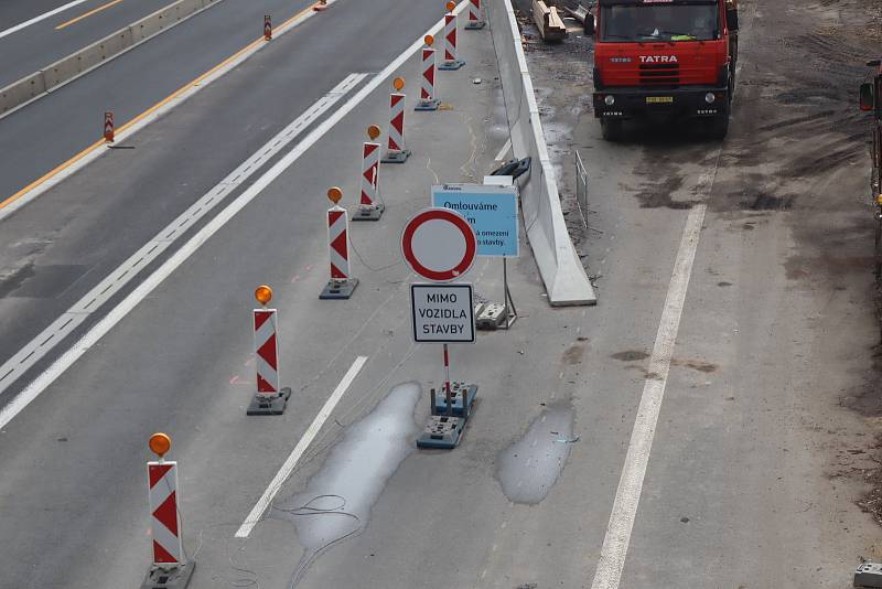 Oprava mostu a s tím spojené zúžení na dálnici D10 mezi Prahou a Mladou Boleslaví - na úrovni sjezdu ke Staré Boleslavi.