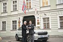 Norská ambasáda, která se hlásí k elektromobilitě, zapojuje první enyaq do diplomatických služeb. A hned na nejvyšší úrovni: bateriový vůz z Mladé Boleslavi bude mimo jiné využíván i přímo k přepravě velvyslance.