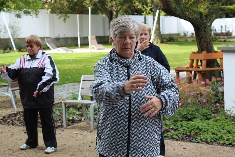 Senioři si užili ukázku TAI CHI a canisterapie