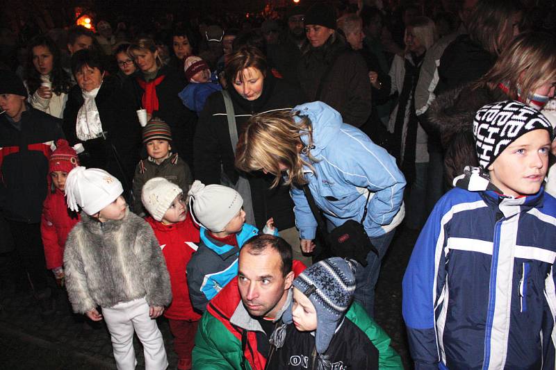 Rozsvěcení vánočního stromu v Mladé Boslavi si nenechaly ujít stovky lidí, hlavně děti.