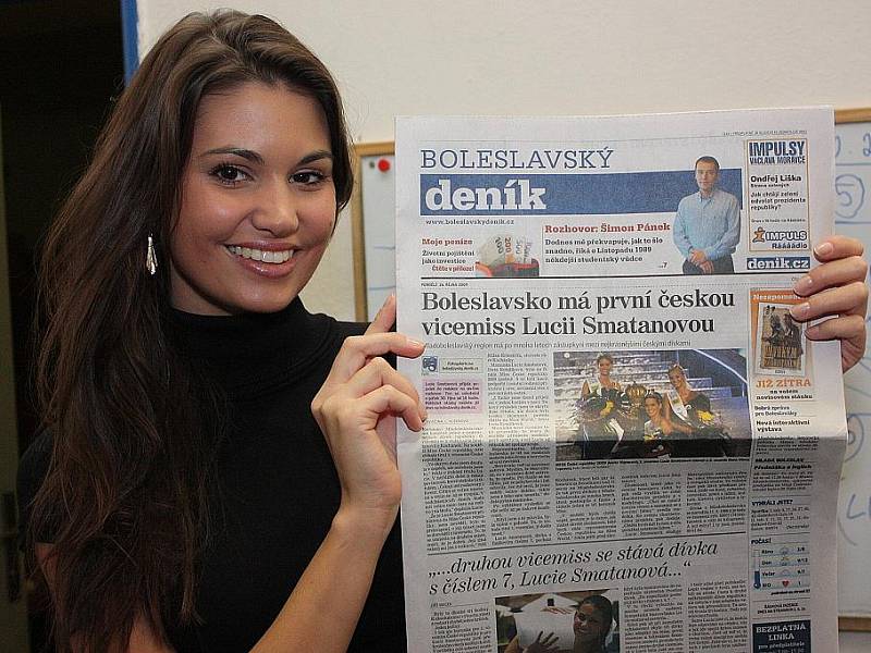 1. vicemiss Lucie Smatanová z Mladoboleslavska při on-line rozhovoru se čtenáři Boleslavského deníku v redakci.