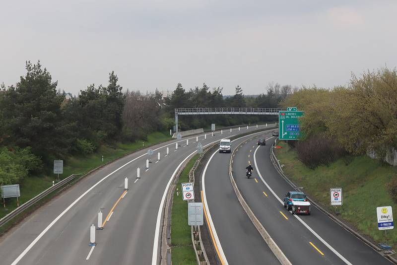 Oprava mostu a s tím spojené zúžení na dálnici D10 mezi Prahou a Mladou Boleslaví - na úrovni sjezdu ke Staré Boleslavi.