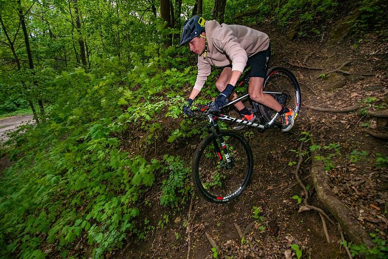 Skoky i další nebezpečné kousky předváděli jezdci v bike parku na Štěpánce