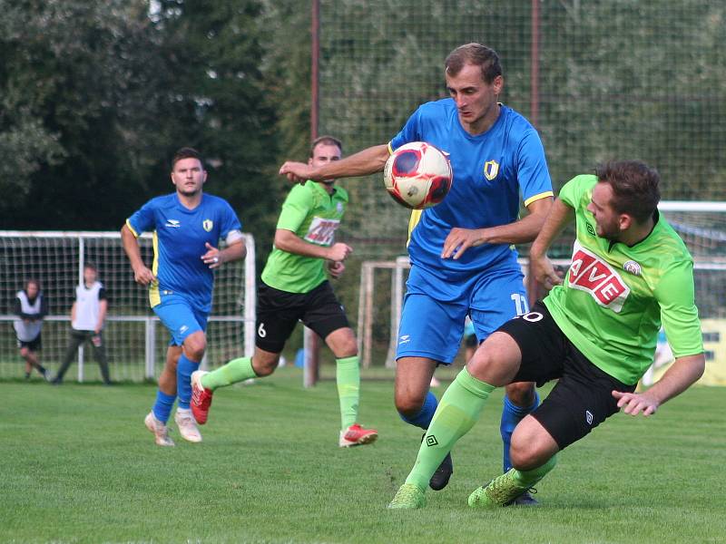 Fotbalisté Horek (v modrém) porazili v divizním derby sousedy z Benátek 1:0.