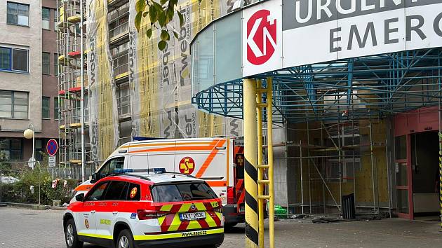 Una donna rimasta ferita durante il paracadutismo in Italia viene portata all’ospedale di Boleslav
