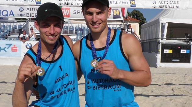 Jan Dumek s Martinem Tichým vyhráli Mistrovství střední Evropy v beachvolejbalu