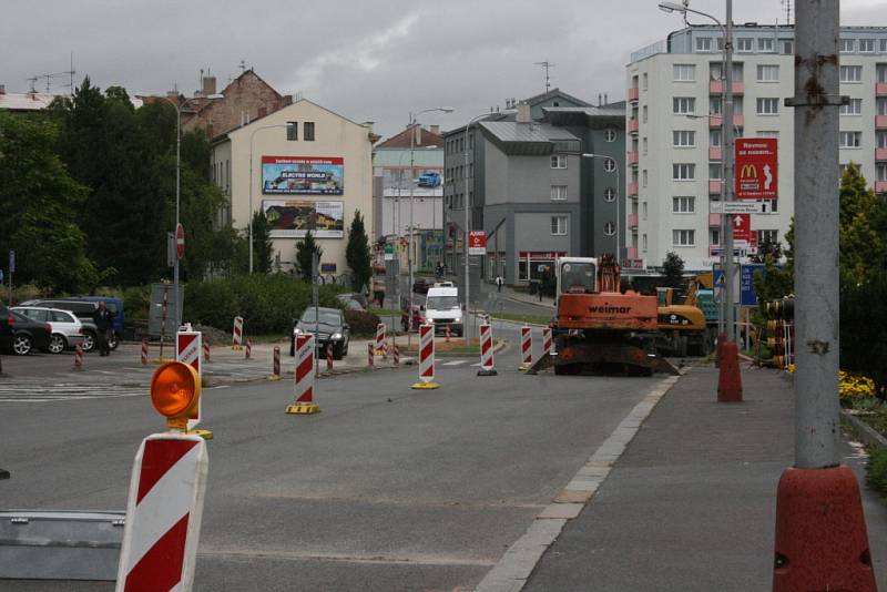 Průjezd kruhovým objezdem u náměstí Míru si nyní žádá velkou dávku trpělivosti.