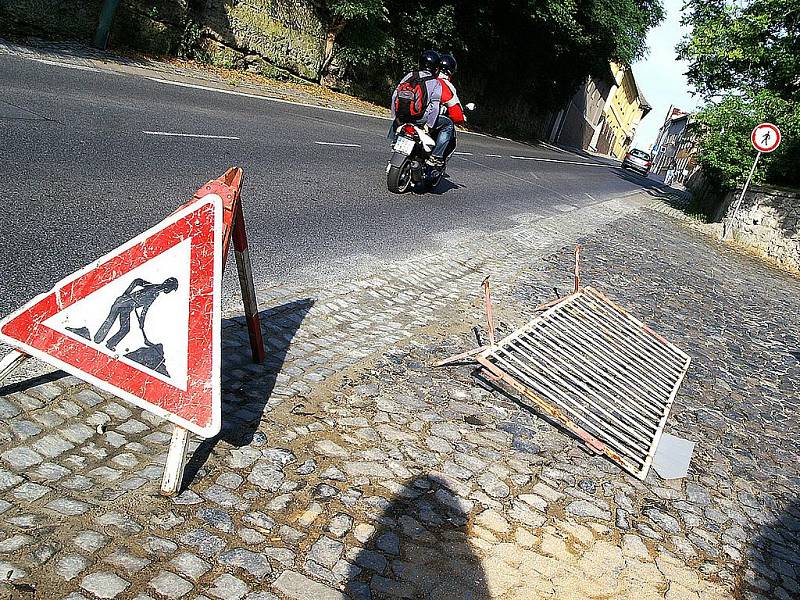 Bělá pod Bezdězem - kopec k zámku