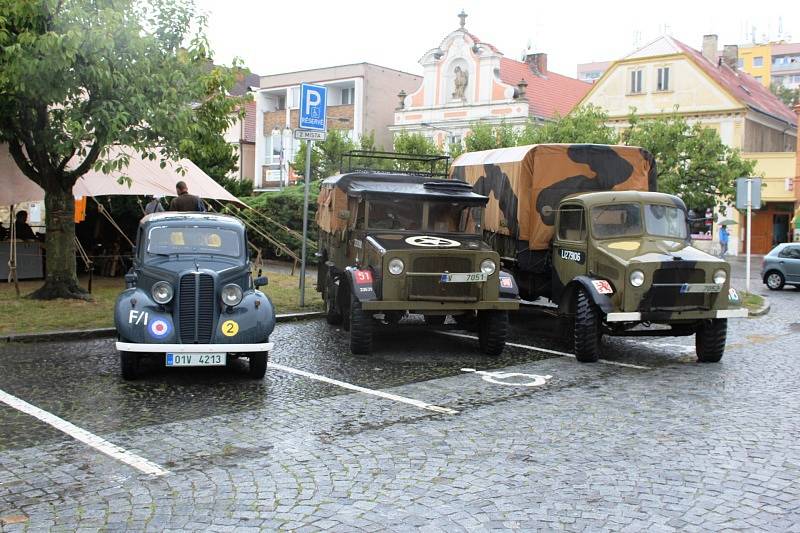 Sobotní stoleté oslavy od vzniku Československé republiky provázelo na mnichovohradišťském Masarykově náměstí deštivé počasí.