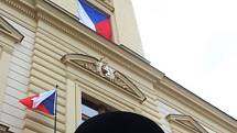 Sobotní stoleté oslavy od vzniku Československé republiky provázelo na mnichovohradišťském Masarykově náměstí deštivé počasí.
