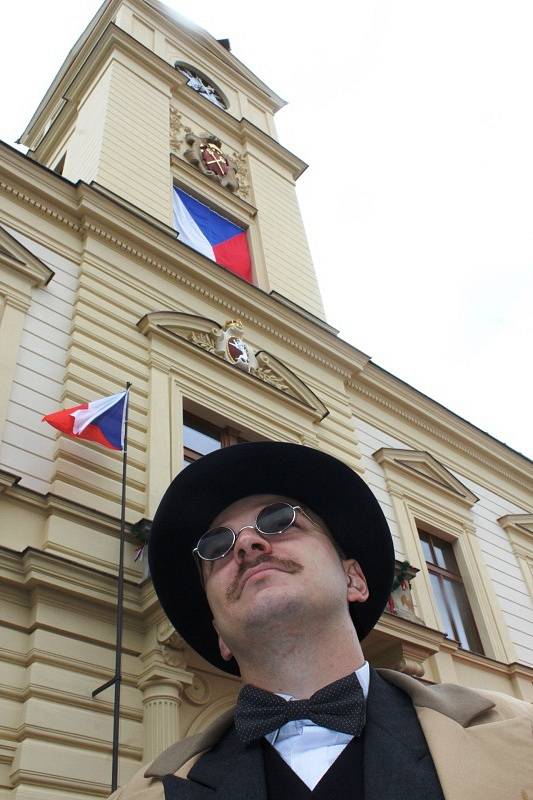 Sobotní stoleté oslavy od vzniku Československé republiky provázelo na mnichovohradišťském Masarykově náměstí deštivé počasí.