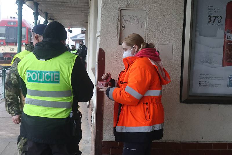 Policie, strážníci i vojáci. Ti všichni dohlédli na dodržování opatření.