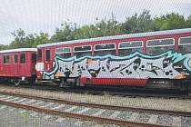 Posprejovaný vlak v Dolním Bousově