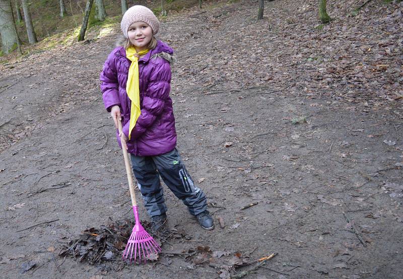 Uklidit nepořádek, odstranit napadané větve po vichřici, vyčistit studánku a shrabat napadané listí. To všechno čekalo o víkendu na skauty z Bělé pod Bezdězem, kteří už tradičně vyrazili odemknout Březinskou studánku.