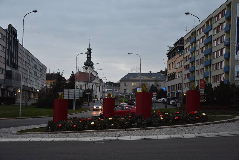 Adventní trhy s historicky největší světelnou výzdobou a ruským kolem začaly v Mladé Boleslavi v pátek odpoledne.