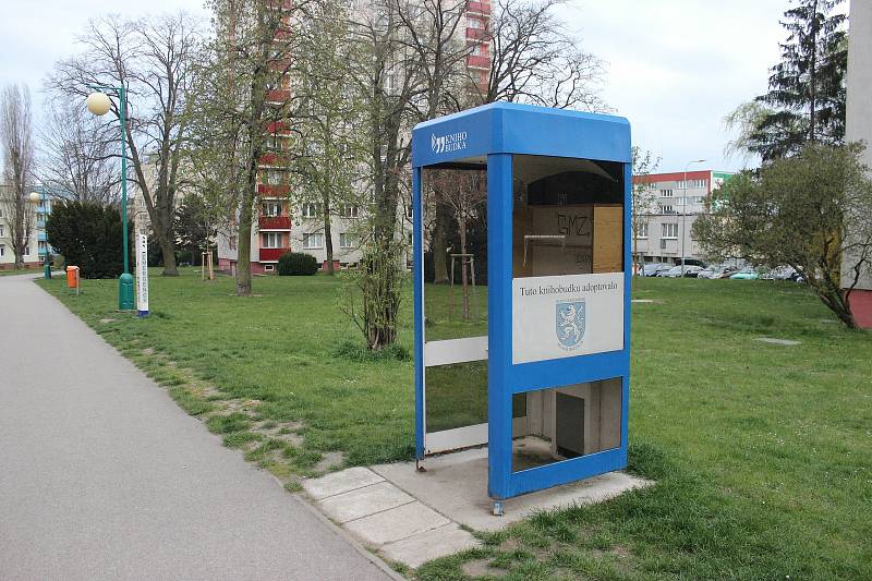 Knihobudka na sídlišti v Mladé Boleslavi.