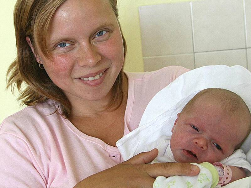 VANESKA Peštová se narodila 15. září Jarmile a Václavovi z Pěčič. Holčička po narození měřila 49 cm, vážila 3, 11 kg. Doma ji čeká bráška Dominik.