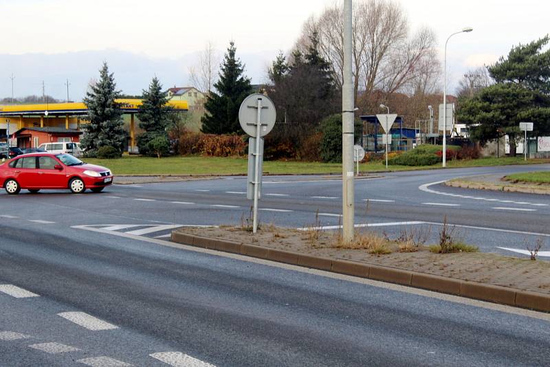 Frekventovaná křižovatka na výjezdu z Mladé Boleslavi u Plaz.