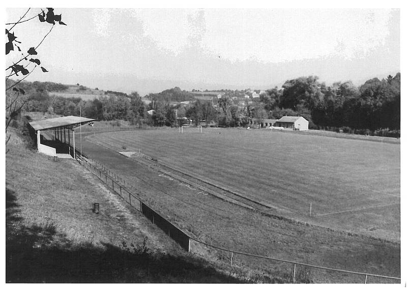 Snímek již dobudovaného letního stadionu je z roku 1965.