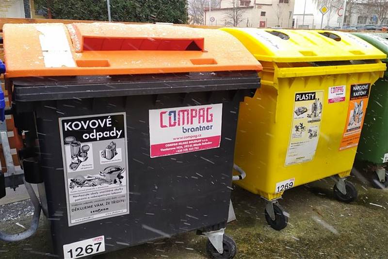 Pracovníci společnosti Compag během první poloviny ledna přelepili informační polepy na více než 400 plastových kontejnerech.