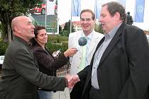 Ředitel filmového festivalu Jan Kuděla vítá v Mladé Boleslavi hvězdu německých seriálů "Big Bena" Ottsfrieda Fischera (vpravo).
